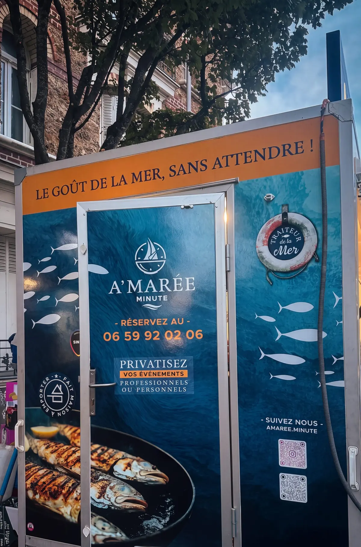 La porte du camion : « Le goût de la mer, sans attendre ! », « Réservez au 06 59 92 02 06 », « Privatisez vos événements professionnels ou personnels ».